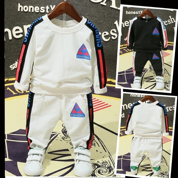 Kétrészes sportcsapat fiúknak fehér és fekete színben, mindennapi használatra alkalmas fehér és fekete színben