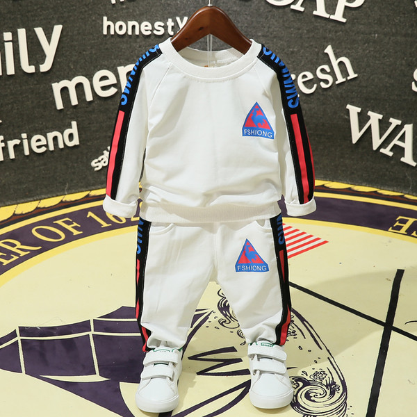 Kétrészes sportcsapat fiúknak fehér és fekete színben, mindennapi használatra alkalmas fehér és fekete színben