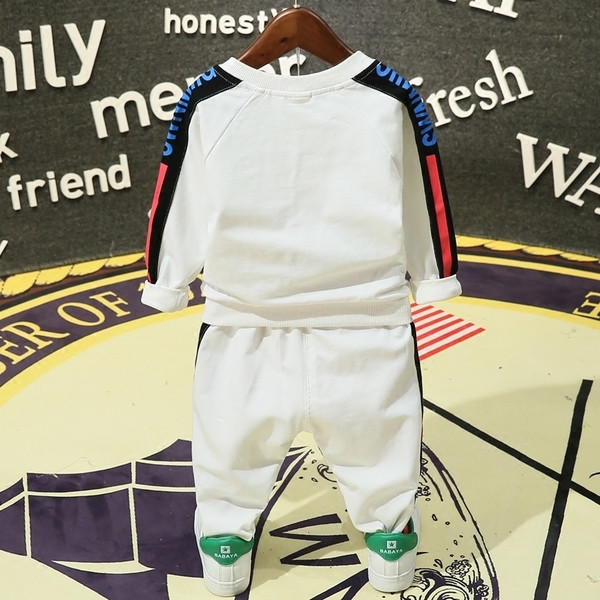 Kétrészes sportcsapat fiúknak fehér és fekete színben, mindennapi használatra alkalmas fehér és fekete színben