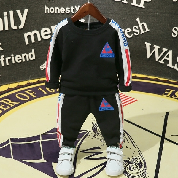 Kétrészes sportcsapat fiúknak fehér és fekete színben, mindennapi használatra alkalmas fehér és fekete színben