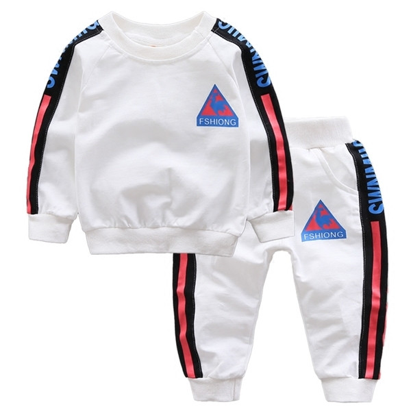 Kétrészes sportcsapat fiúknak fehér és fekete színben, mindennapi használatra alkalmas fehér és fekete színben