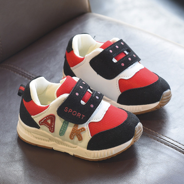 Gyermek sportcipő fiúknak és lányoknak három színben matricákkal