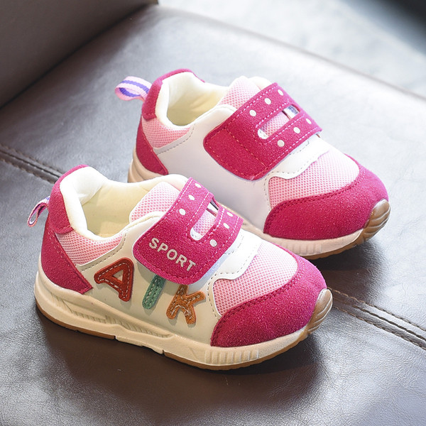 Gyermek sportcipő fiúknak és lányoknak három színben matricákkal