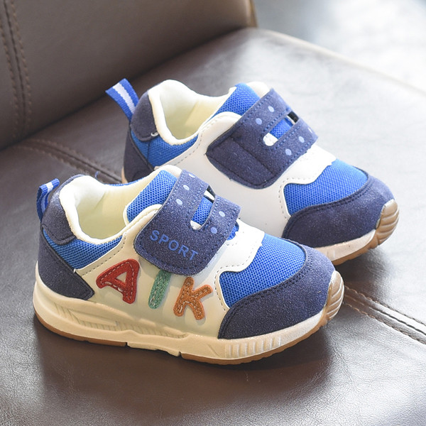 Gyermek sportcipő fiúknak és lányoknak három színben matricákkal