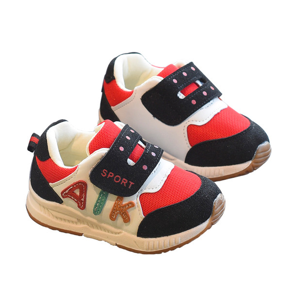 Gyermek sportcipő fiúknak és lányoknak három színben matricákkal