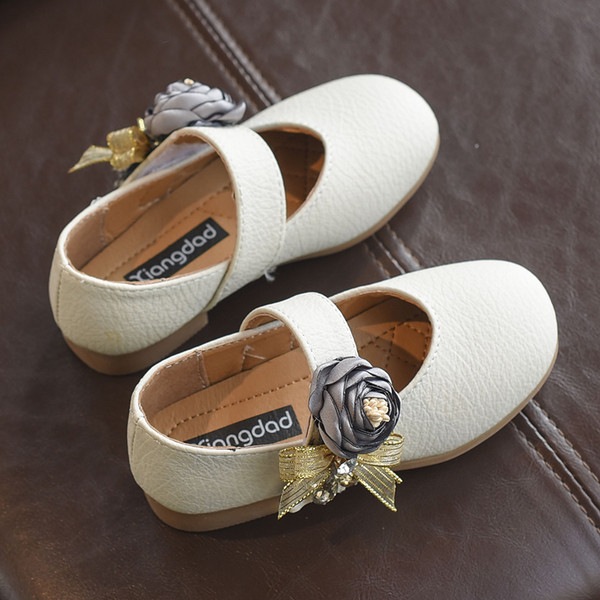 Gyerekszandál lányoknak 3D díszítéssel fehér és rózsaszín színben