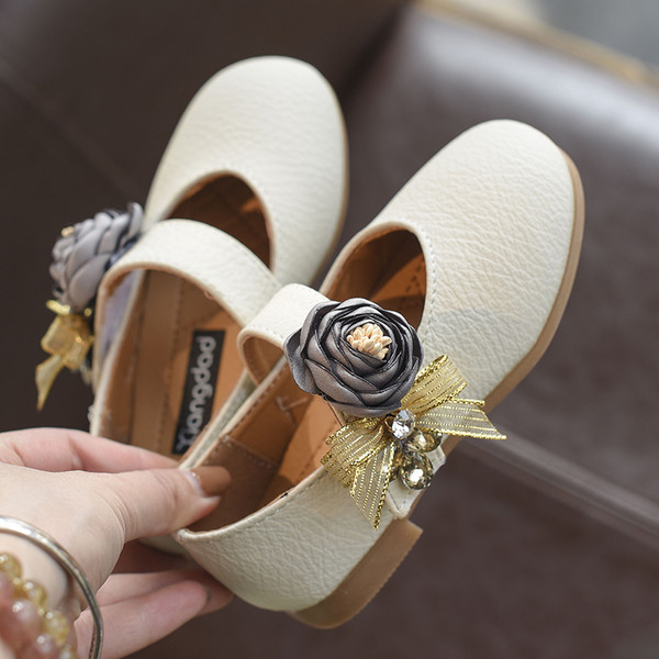 Gyerekszandál lányoknak 3D díszítéssel fehér és rózsaszín színben