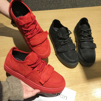 Απλά γυναικεία αθλητικά παπούτσια σε μαύρο και κόκκινο χρώμα, κατάλληλα για τη καθημερινή ζωή