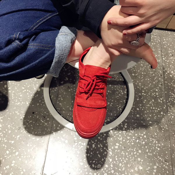 Adidași simpli de damă în negru și roșu, potriviți pentru utilizarea de zi cu zi