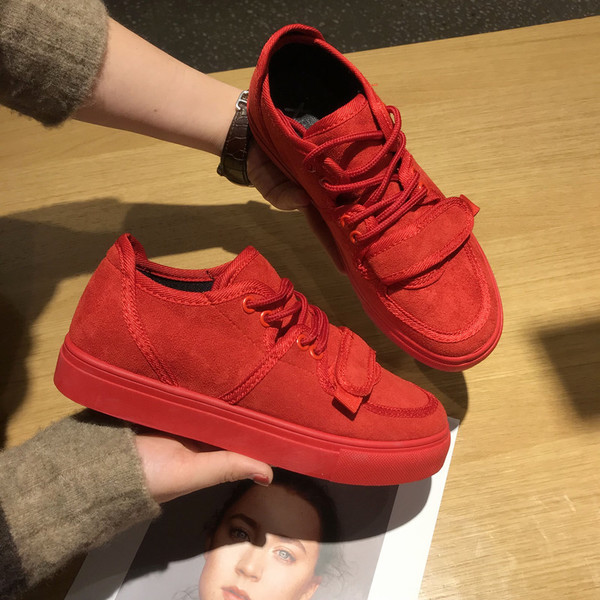 Adidași simpli de damă în negru și roșu, potriviți pentru utilizarea de zi cu zi