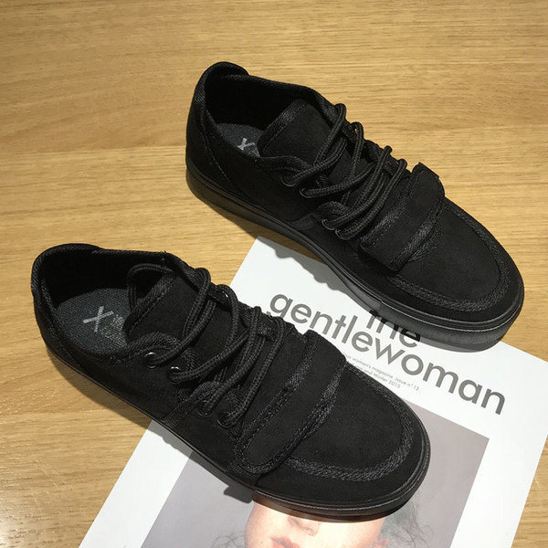 Adidași simpli de damă în negru și roșu, potriviți pentru utilizarea de zi cu zi