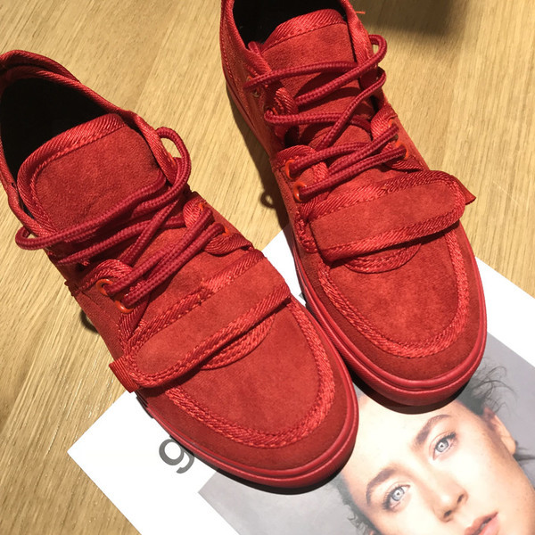 Adidași simpli de damă în negru și roșu, potriviți pentru utilizarea de zi cu zi