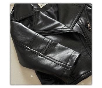 Κομψό δερμάτινο μπουφάν για αγόρια με πλευρική στερέωση σε μαύρο χρώμα