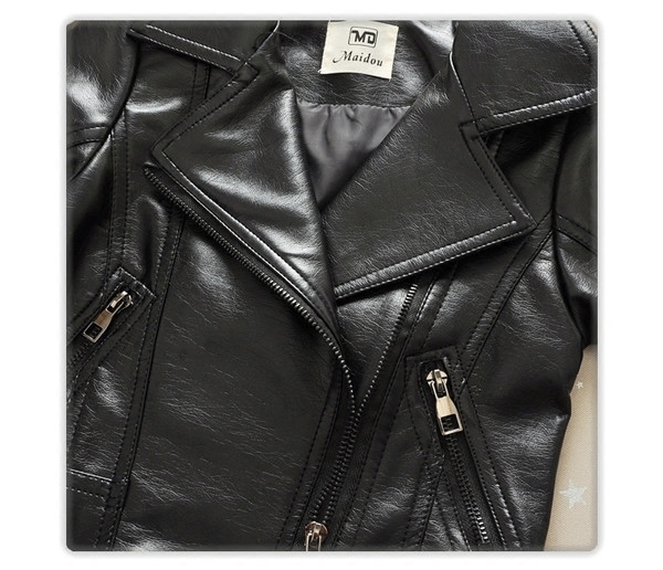 Stílusos bőrdzseki fiúknak fekete oldalán rögzítéssel