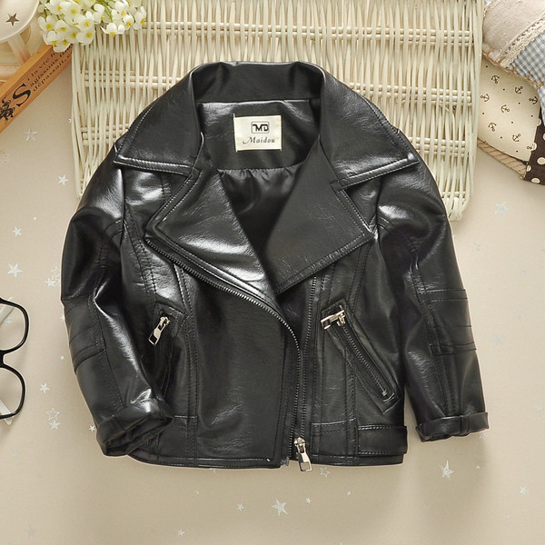 Stílusos bőrdzseki fiúknak fekete oldalán rögzítéssel