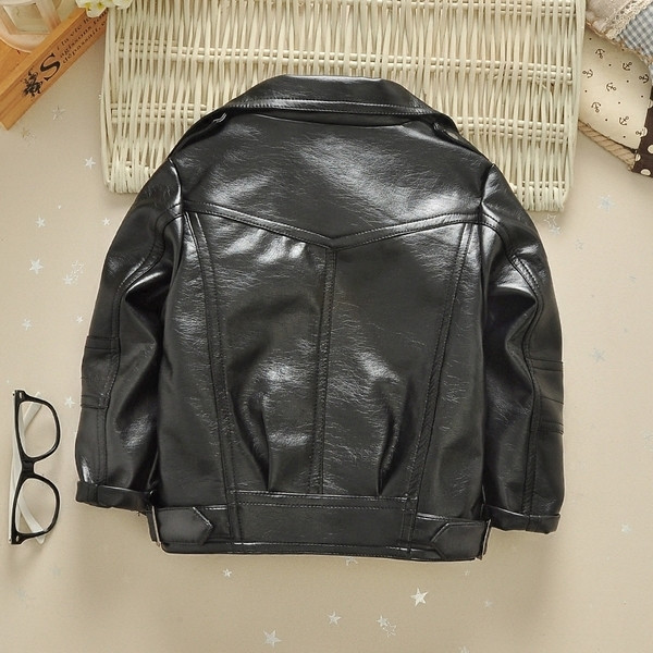 Stílusos bőrdzseki fiúknak fekete oldalán rögzítéssel