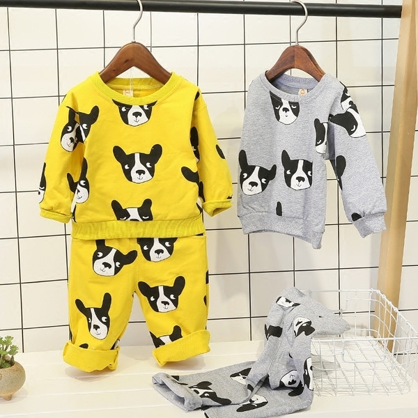 Set zilnic unisex pentru copii din două părți cu aplicații distractive în două gri și galben