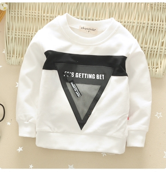 Modern sportblúz fiúknak nyomattal és O-alakú gallérral, három színben