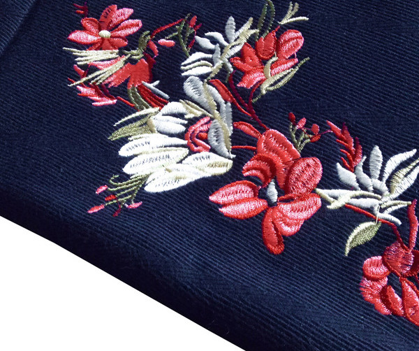 Зимен дамски пуловер с бродерия