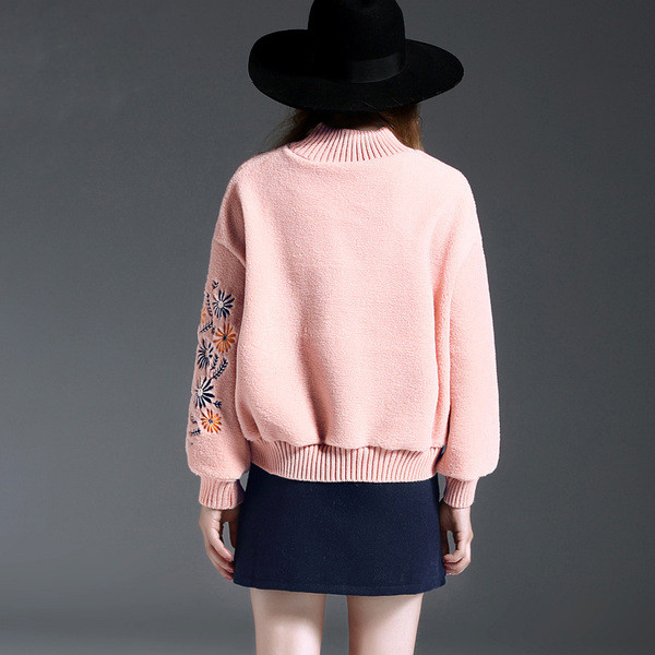 Зимен дамски пуловер с бродерия