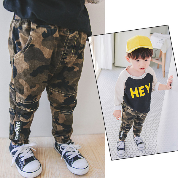 Pantaloni sport-casual de camuflaj pentru baieti