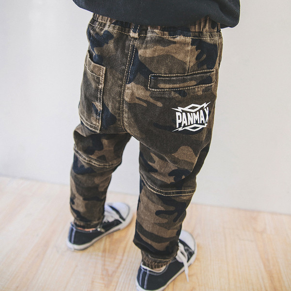 Pantaloni sport-casual de camuflaj pentru baieti