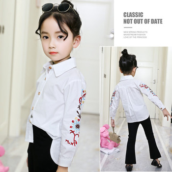 Κομψό παιδικό πουκάμισο για κορίτσια με κεντήματα στα μανίκια σε λευκό