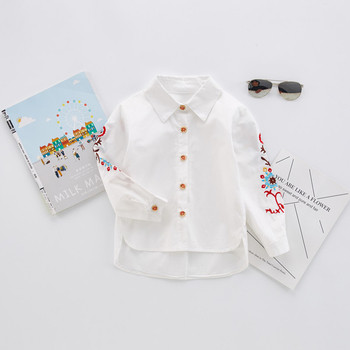 Κομψό παιδικό πουκάμισο για κορίτσια με κεντήματα στα μανίκια σε λευκό