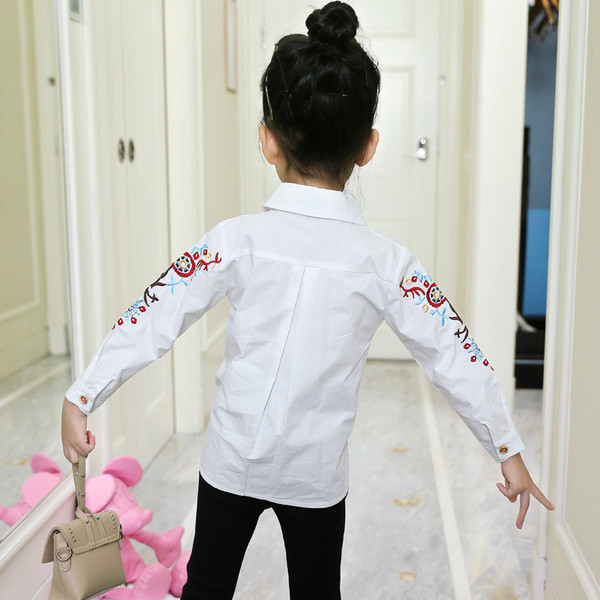 Стилна детска риза за момичета с бродерия по ръкавите в бял цвят