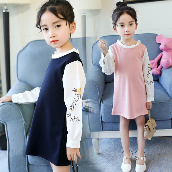 Απαλό παιδικό φόρεμα για κορίτσια με κολάρο σε σχήμα O και κεντήματα σε μανίκια σε δύο χρώματα