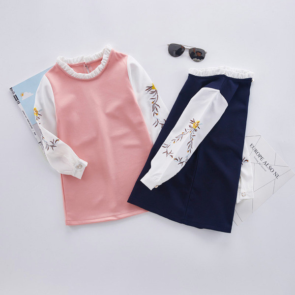 Απαλό παιδικό φόρεμα για κορίτσια με κολάρο σε σχήμα O και κεντήματα σε μανίκια σε δύο χρώματα