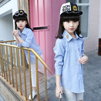 Ριγέ παιδικό πουκάμισο για κορίτσια με κολάρο σε σχήμα V και μίνι εφαρμογές
