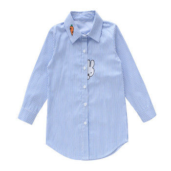 Ριγέ παιδικό πουκάμισο για κορίτσια με κολάρο σε σχήμα V και μίνι εφαρμογές