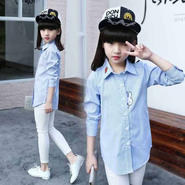 Cămașă pentru copii în dungi pentru fete cu guler în formă de V și aplicații mini