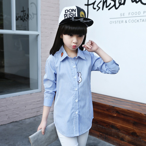 Cămașă pentru copii în dungi pentru fete cu guler în formă de V și aplicații mini