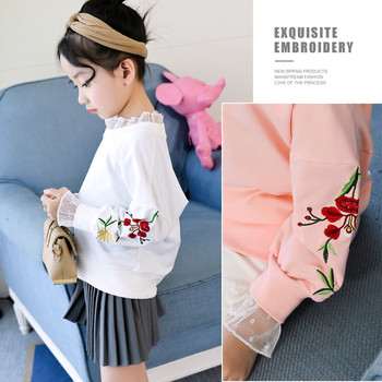 Απαλή παιδική μπλούζα για κορίτσια με κολάρο δαντέλας σε σχήμα Ο και κεντήματα στα μανίκια σε δύο χρώματα