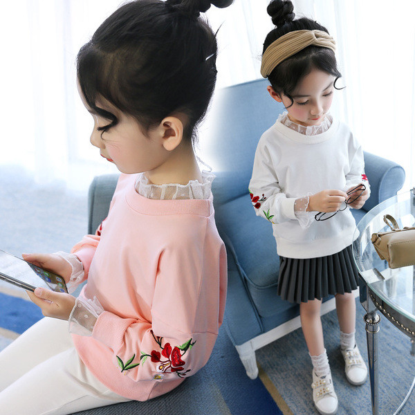 Απαλή παιδική μπλούζα για κορίτσια με κολάρο δαντέλας σε σχήμα Ο και κεντήματα στα μανίκια σε δύο χρώματα