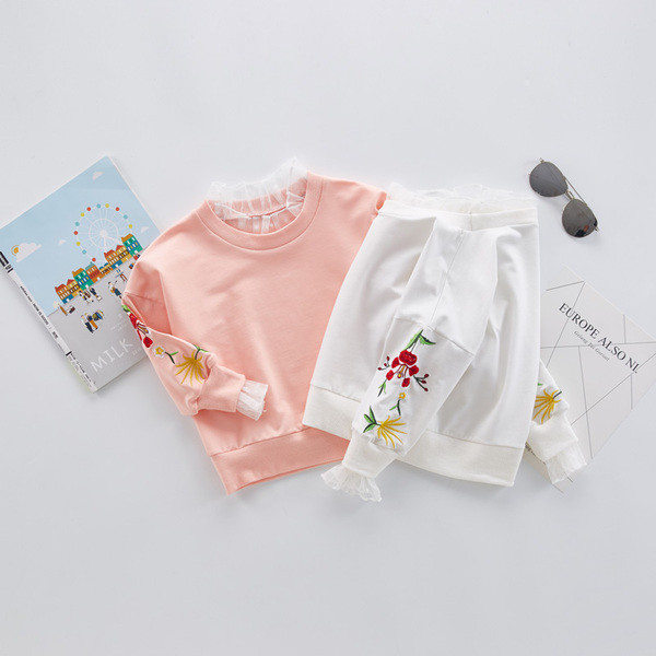 Απαλή παιδική μπλούζα για κορίτσια με κολάρο δαντέλας σε σχήμα Ο και κεντήματα στα μανίκια σε δύο χρώματα