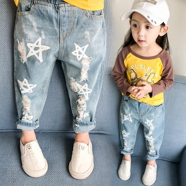 Μοντέρνα παιδικά τζιν για κορίτσια με αστέρια σε ανοιχτό χρώμα
