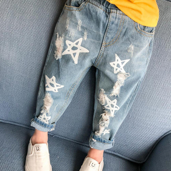 Μοντέρνα παιδικά τζιν για κορίτσια με αστέρια σε ανοιχτό χρώμα