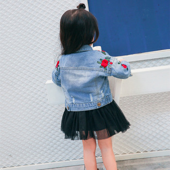 Детско дънково яке за момичета с бродерия по ръкавите в светъл цвят