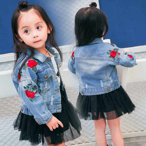 Gyermek farmerdzseki lányoknak világos színű hímzéssel az ujjain