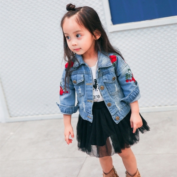 Gyermek farmerdzseki lányoknak világos színű hímzéssel az ujjain