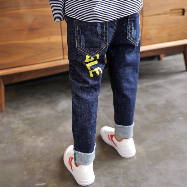 Μοντέρνα παιδικά τζιν με γκράφιτι