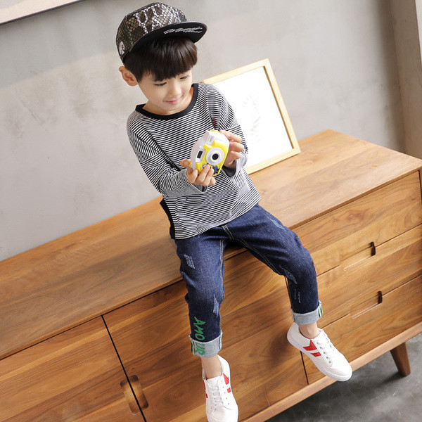 Μοντέρνα παιδικά τζιν με γκράφιτι