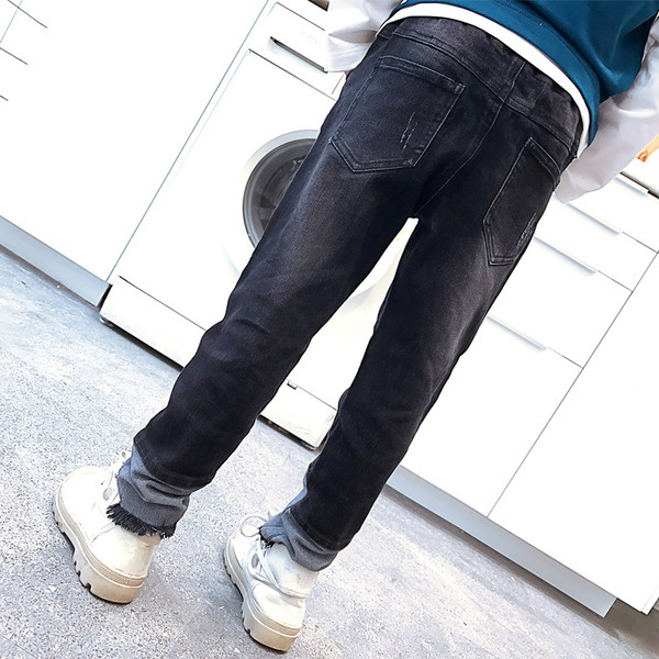 Κομψά παιδικά τζιν για αγόρια σε σκούρο χρώμα