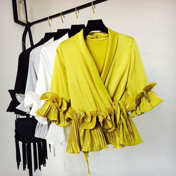 Κομψή γυναικεία μπλούζα με κολάρο σε σχήμα V