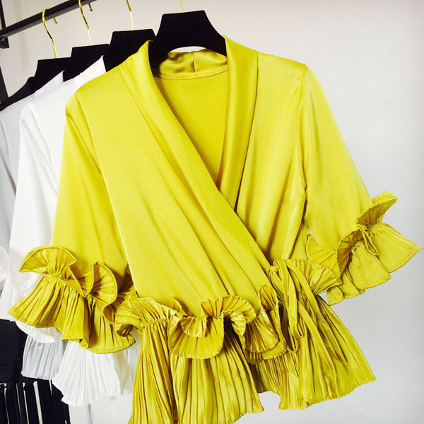 Κομψή γυναικεία μπλούζα με κολάρο σε σχήμα V