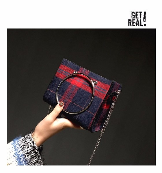 Kis kockás női táska rövid és hosszú füllel