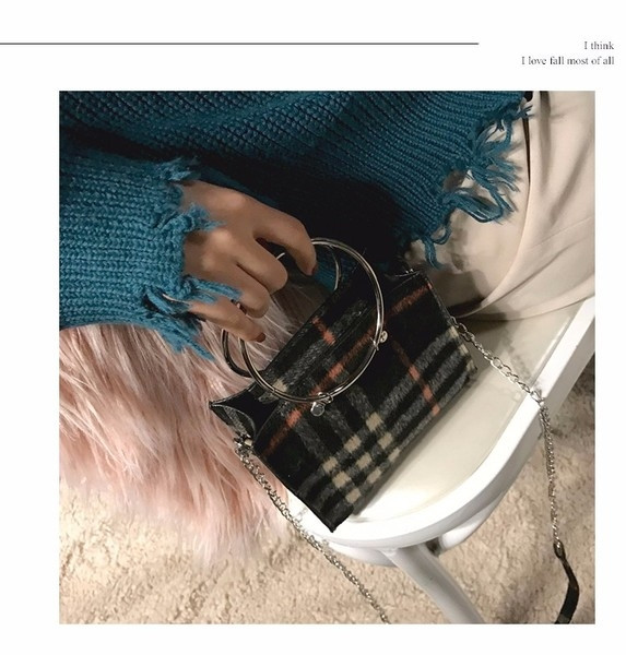 Kis kockás női táska rövid és hosszú füllel